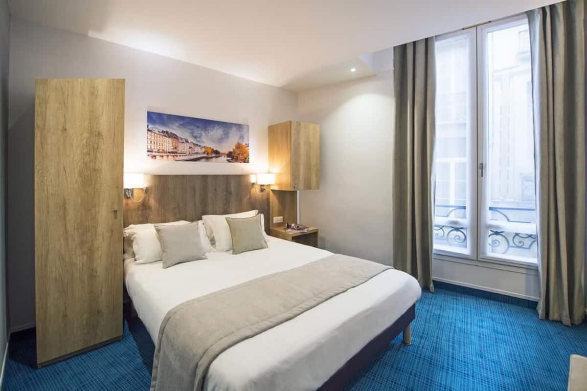Minibar, coffres-forts dans les chambres, bureau, rideaux occultants