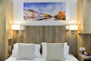 Minibar, in-room safe, desk, blackout drapes - Hotel Eugenie (Paris)