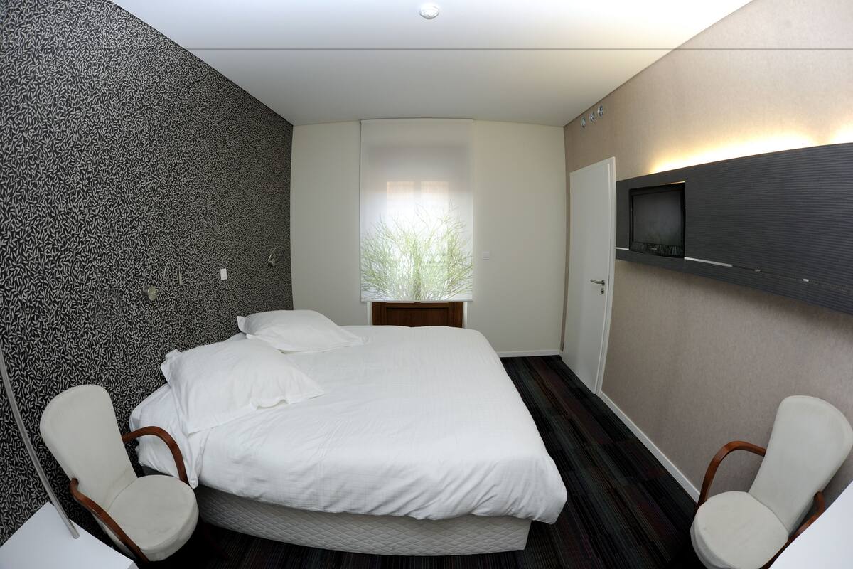 Double Room | Iron/ironing board (on request), cribs (free), WiFi (free), bed sheets