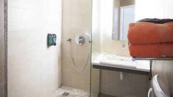 Double Room Single Use | Bathroom | Free toiletries, hair dryer, towels