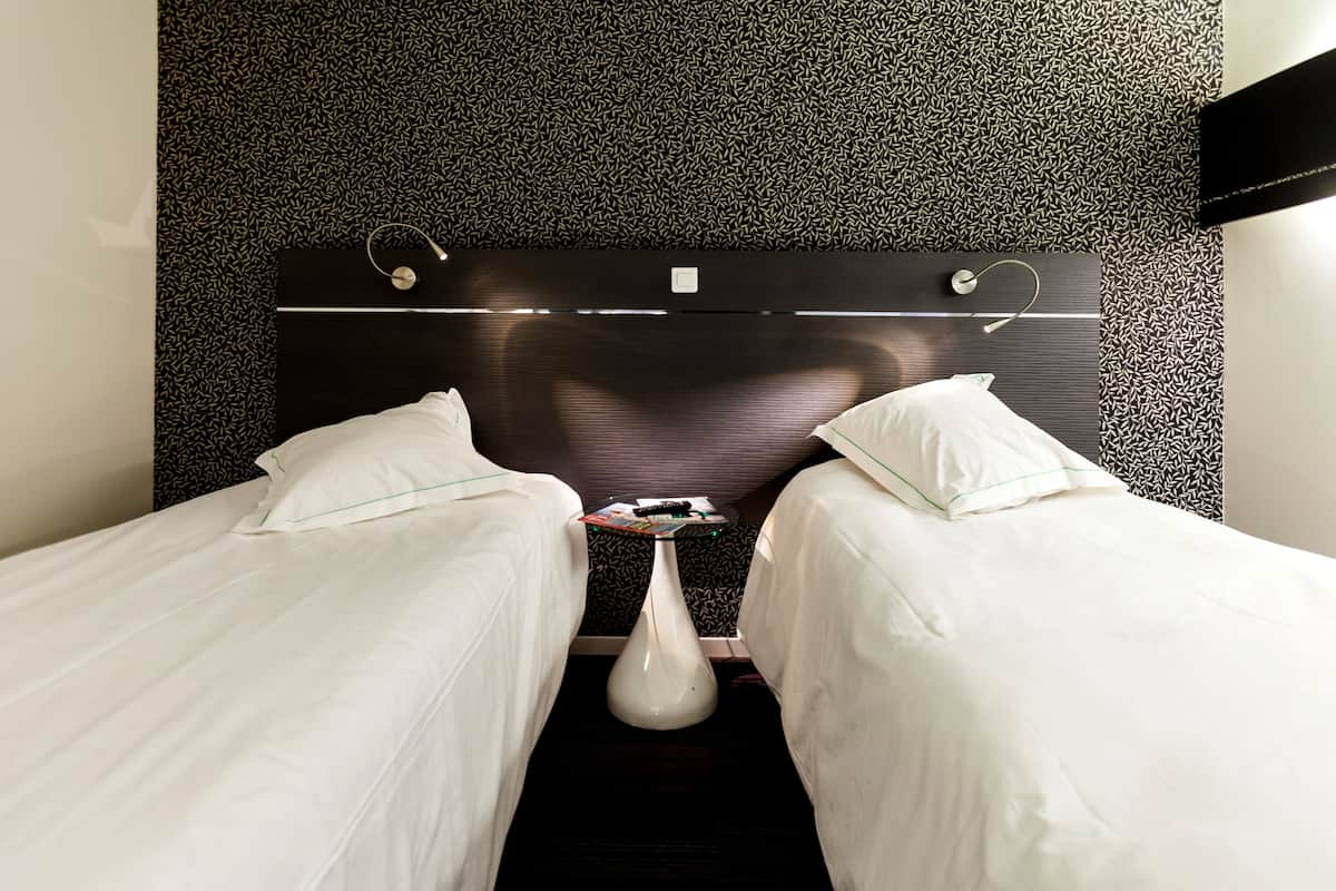 Standard Room, 2 Twin Beds, Bathtub | Iron/ironing board (on request), cribs (free), WiFi (free), bed sheets