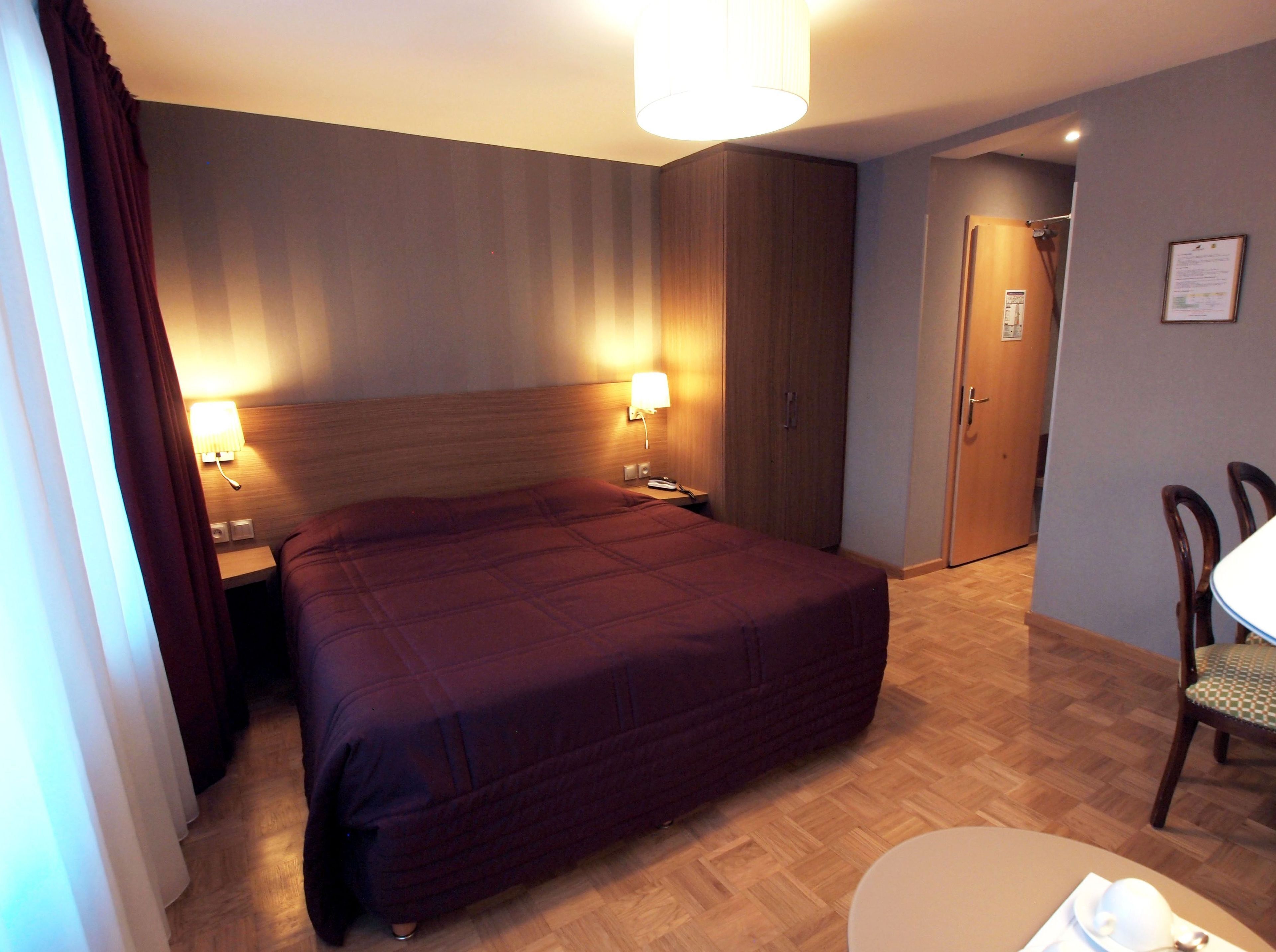 Caja de seguridad en la habitación y decoración personalizada 