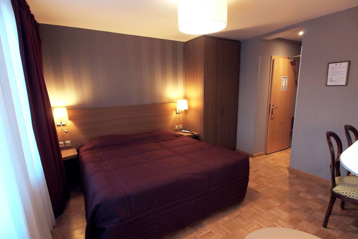 Caja de seguridad en la habitación y decoración personalizada