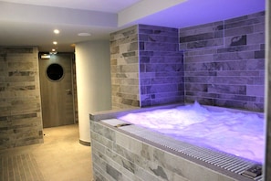 Indoor spa tub