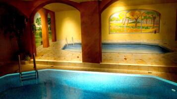 Innenpool, geöffnet von 08:00 Uhr bis 21:00 Uhr, Liegestühle