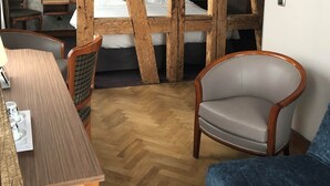 Tremannsrom – standard | Safe på rommet, skrivebord, strykejern/-brett og wi-fi (inkludert)