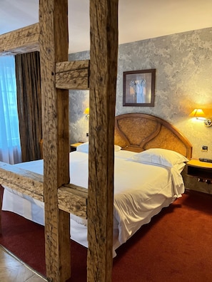 Superior Double Room, Bathtub | In-room safe, individually decorated, individually furnished, desk