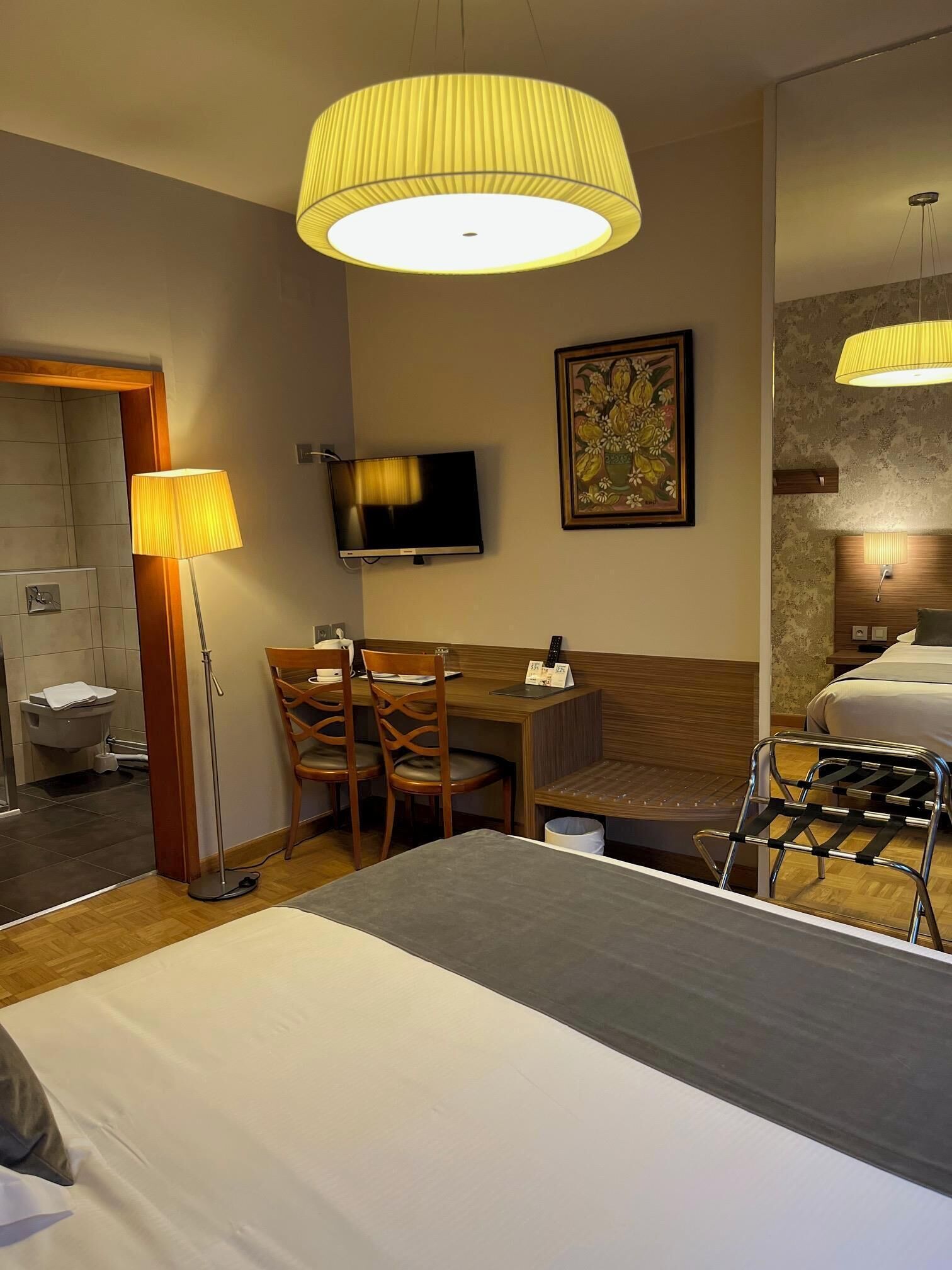 Quarto casal superior | Cofres nos quartos, individualmente decorados