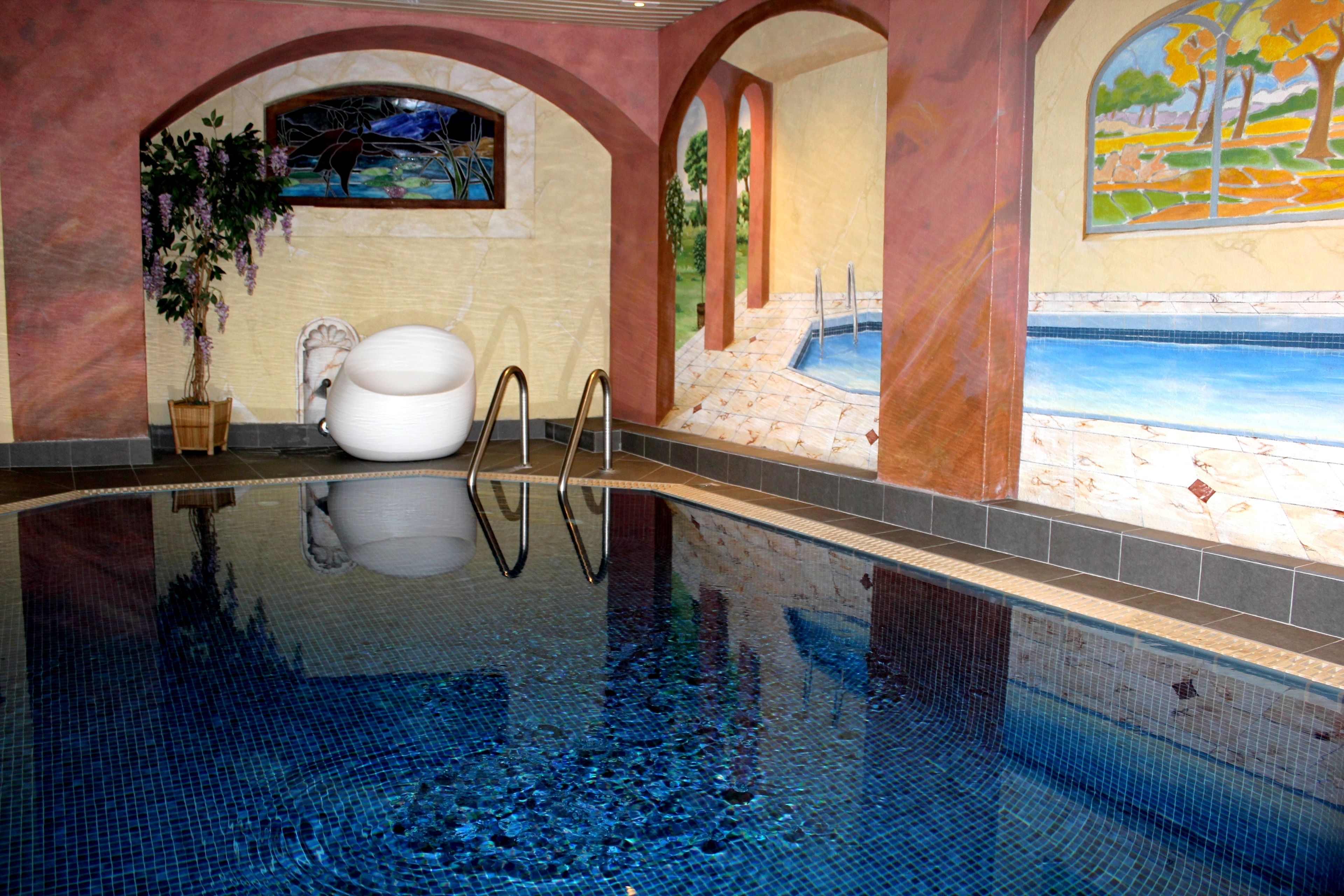 Piscina interna, funciona das 8h às 21h, espreguiçadeiras