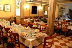 Breakfast, lunch, dinner served; French cuisine
