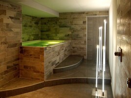 Kapalı spa küveti