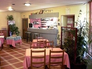 Lunch and dinner served, French cuisine