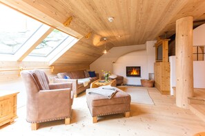 Flat-screen TV, fireplace, MP3 dock