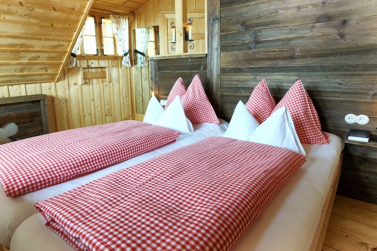 Chalet tradicional, 2 habitaciones, Terraza, vista a la montaña | Ropa de cama hipoalergénica, edredón y minibar 