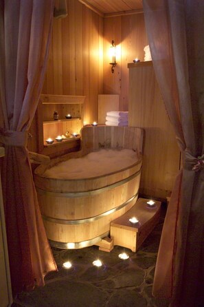Traditional Chalet, 2 Bedrooms, Terrace, Mountain View | Bathroom | Designer toiletries, hair dryer, bathrobes, slippers