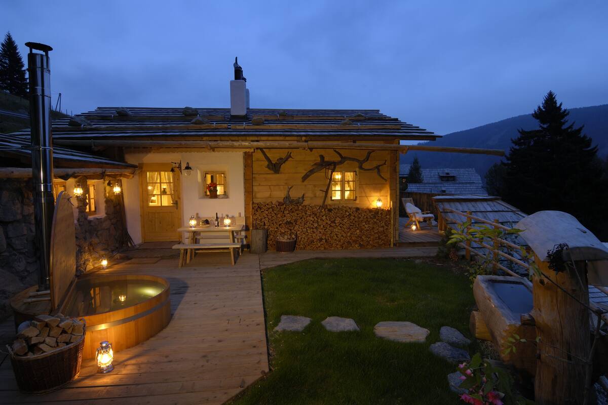 Chalet panorámico, 2 habitaciones, sauna, vista a la montaña | Ropa de cama hipoalergénica, edredón y minibar 