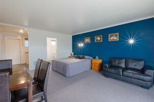 客房 | 客厅 | 电视、DVD 播放器