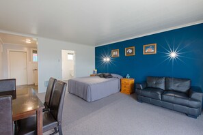 Superior One Bedroom Apartment | Living room