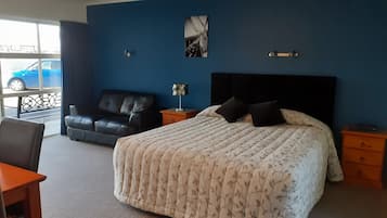 Apartamento executivo, 1 quarto | Sala de estar | TV, DVD player