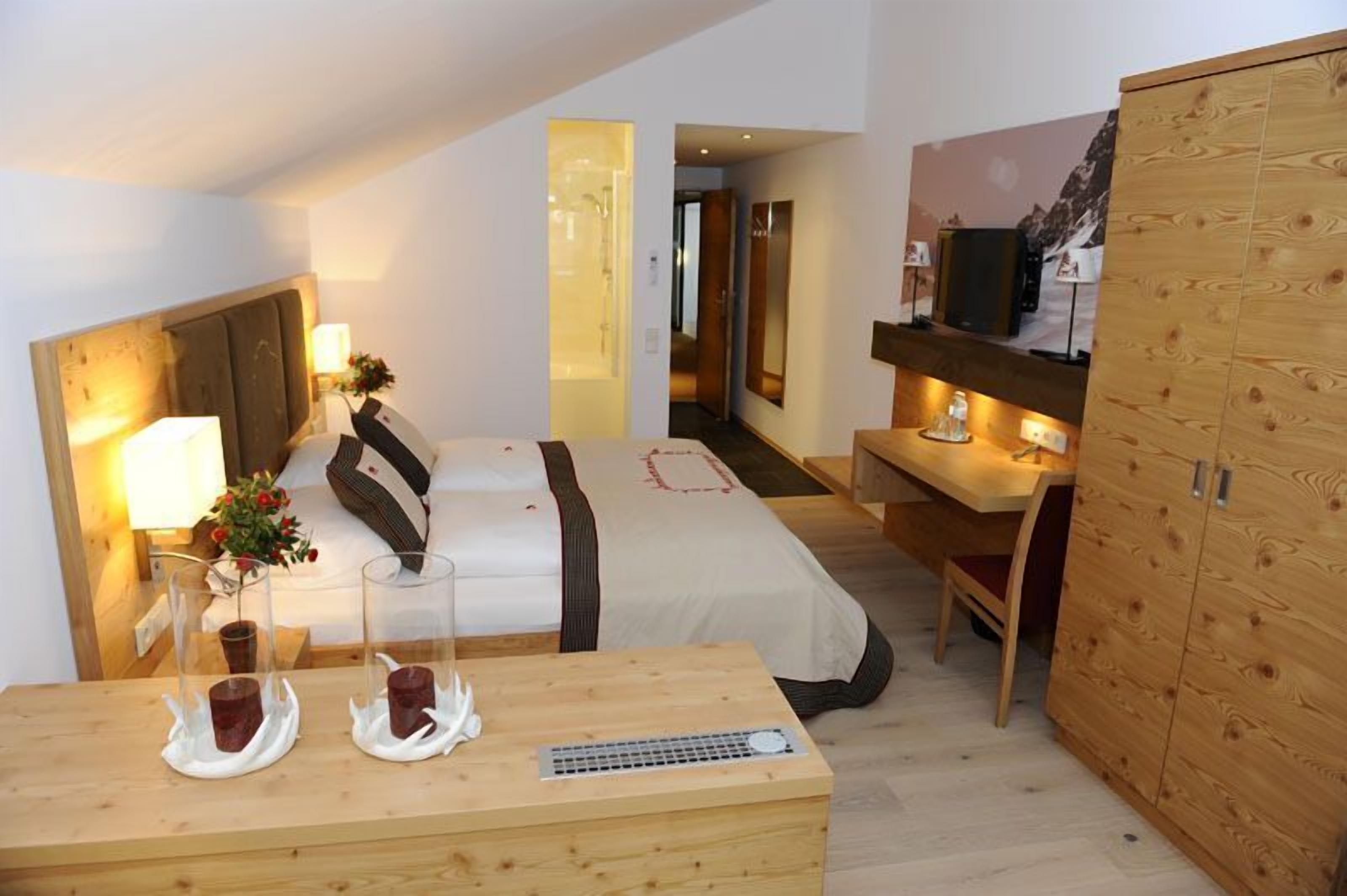 basic double room | in-room safe, desk, soundproofing, iron/ironing board