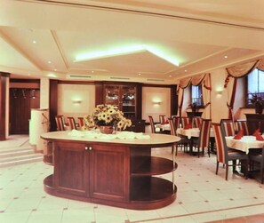 Lunch and dinner served