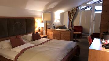 Deluxe Double Room | In-room safe, desk, soundproofing, iron/ironing board