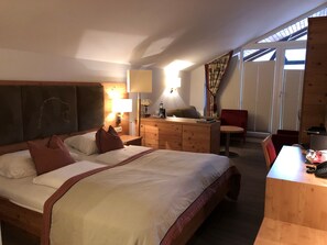 Deluxe Double Room | In-room safe, desk, soundproofing, iron/ironing board