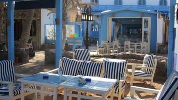 Se sirven comidas, cenas y cocina internacional