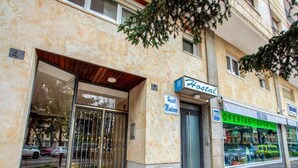 Un hostal con un letrero que indica que es un 'Hostal' y un escaparate con la inscripción 'BOLETAS OFERTAS'.