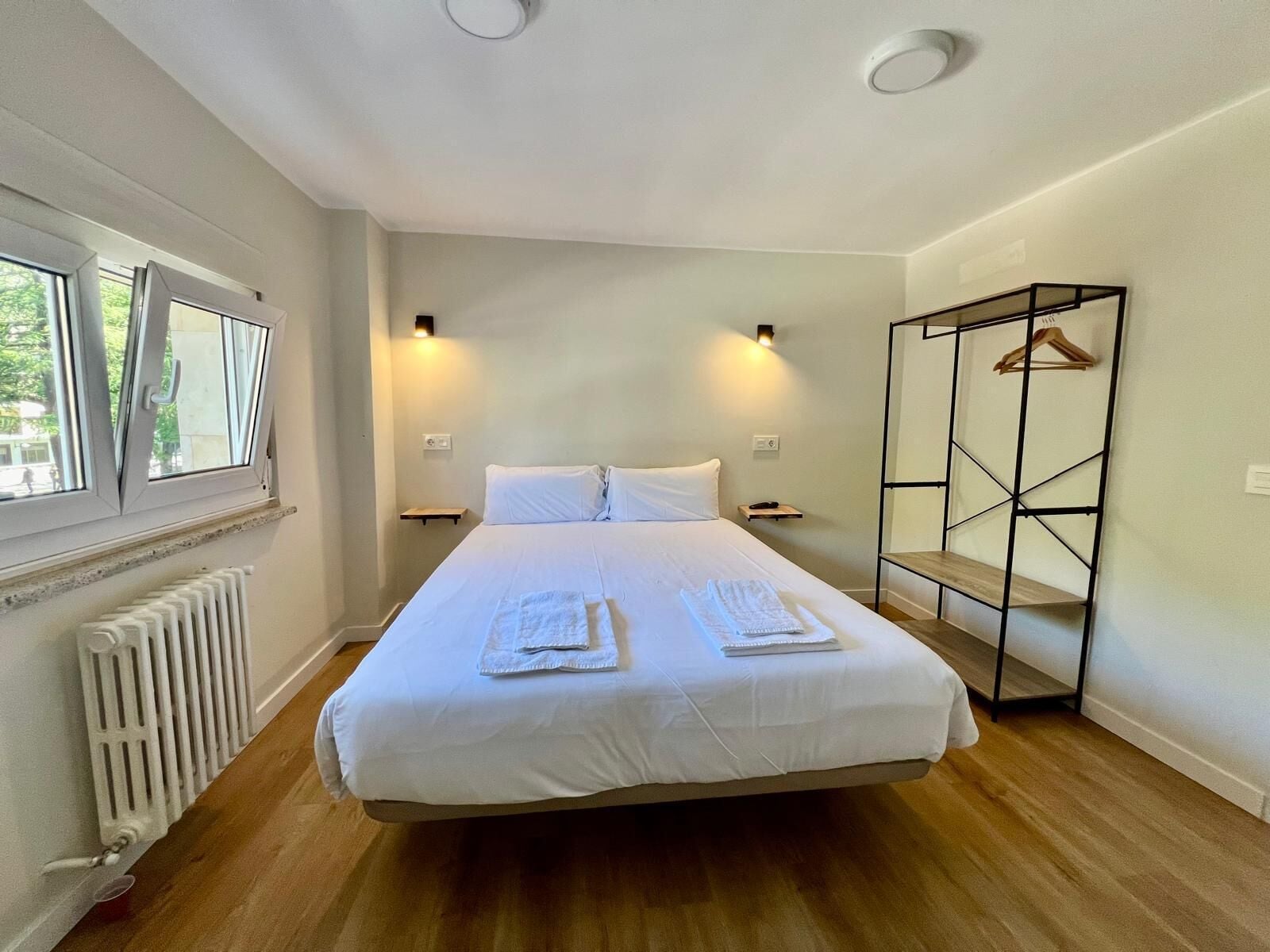 Habitación doble | Ropa de cama de alta calidad, edredón y camas con efecto memoria 