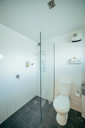 Free toiletries, hair dryer, heated floors, towels - Airport Delta Motel (Christchurch)