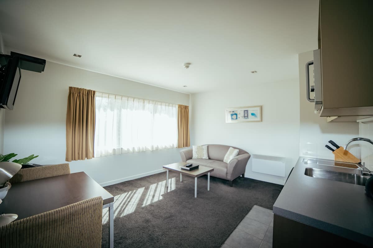 Suite, 1 habitación | Área de sala de estar | Televisión de 32 pulgadas con canales vía satélite