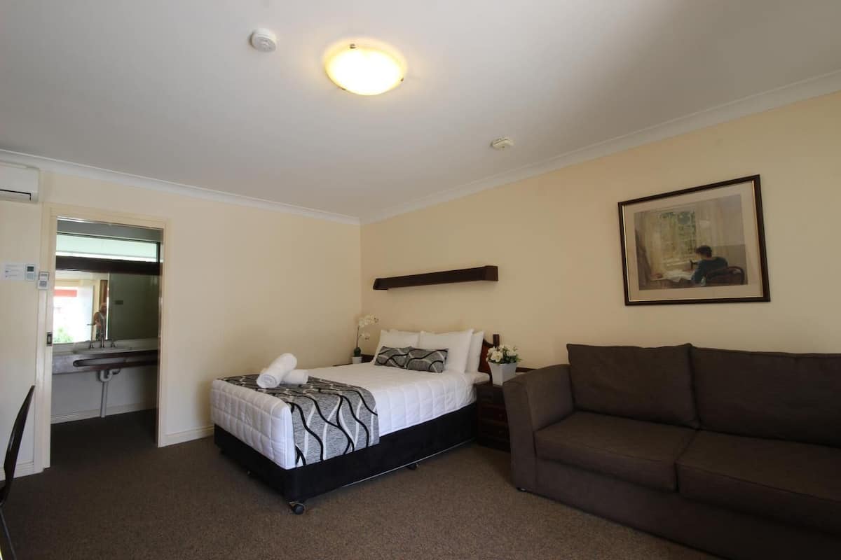 Deluxe Room, Non Smoking, Kitchenette (Deluxe Room-Q bed3.5 Star) | Individually decorated, individually furnished, desk, laptop workspace