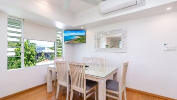 2 Bedroom Apartment Pool View | In-room dining