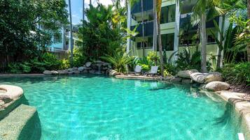 Hồ bơi ngoài trời, dù/ô trên bãi biển/hồ bơi, ghế dài tắm nắng