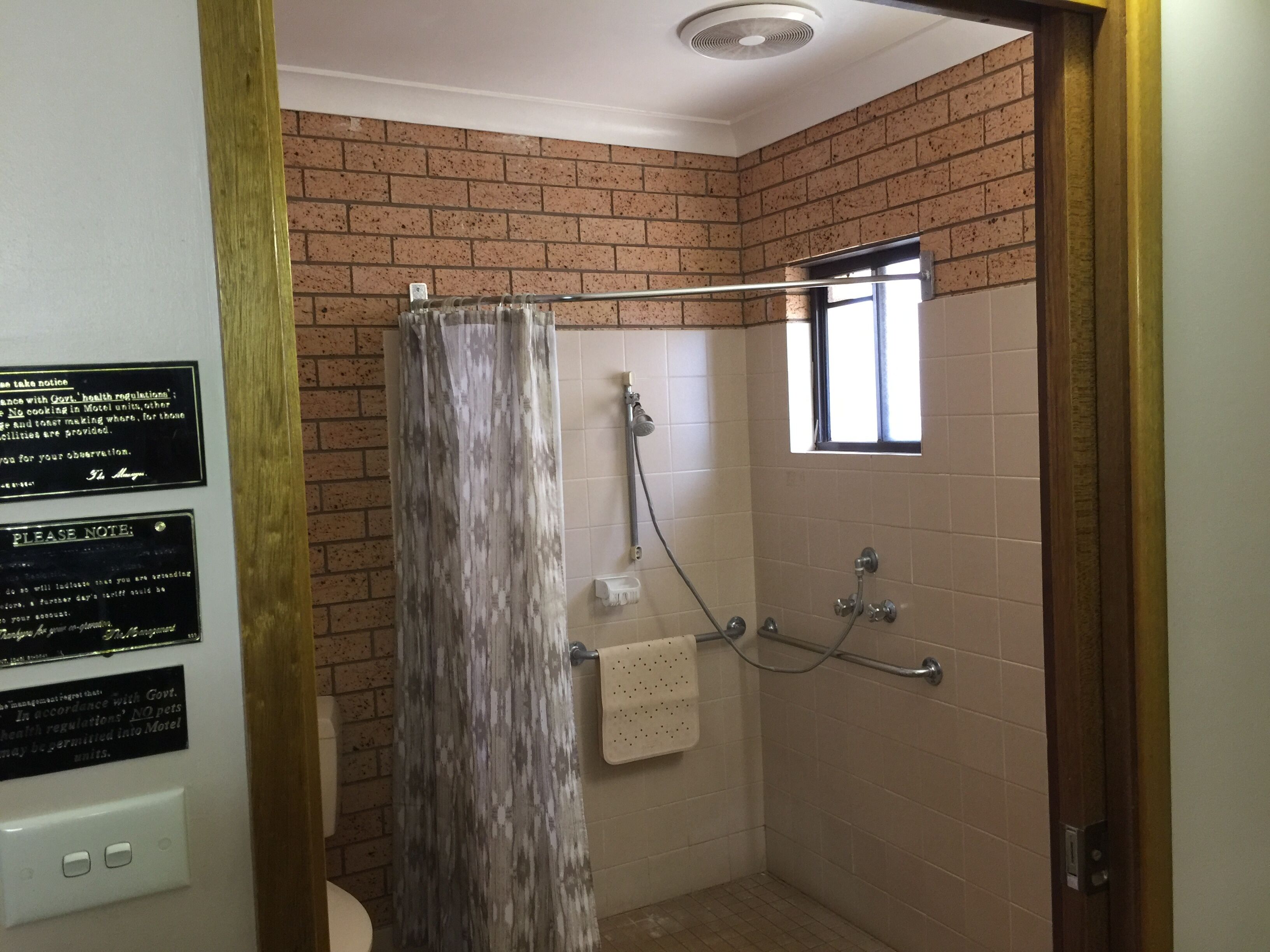 Room 6 - Queen & Single | Desk, blackout drapes, soundproofing, free WiFi