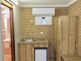 Escritorio, cortinas blackout, sistema de insonorización y wifi gratis 