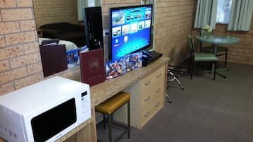 Deluxe Suite, 1 Queen Bed | Desk, blackout drapes, soundproofing, free WiFi