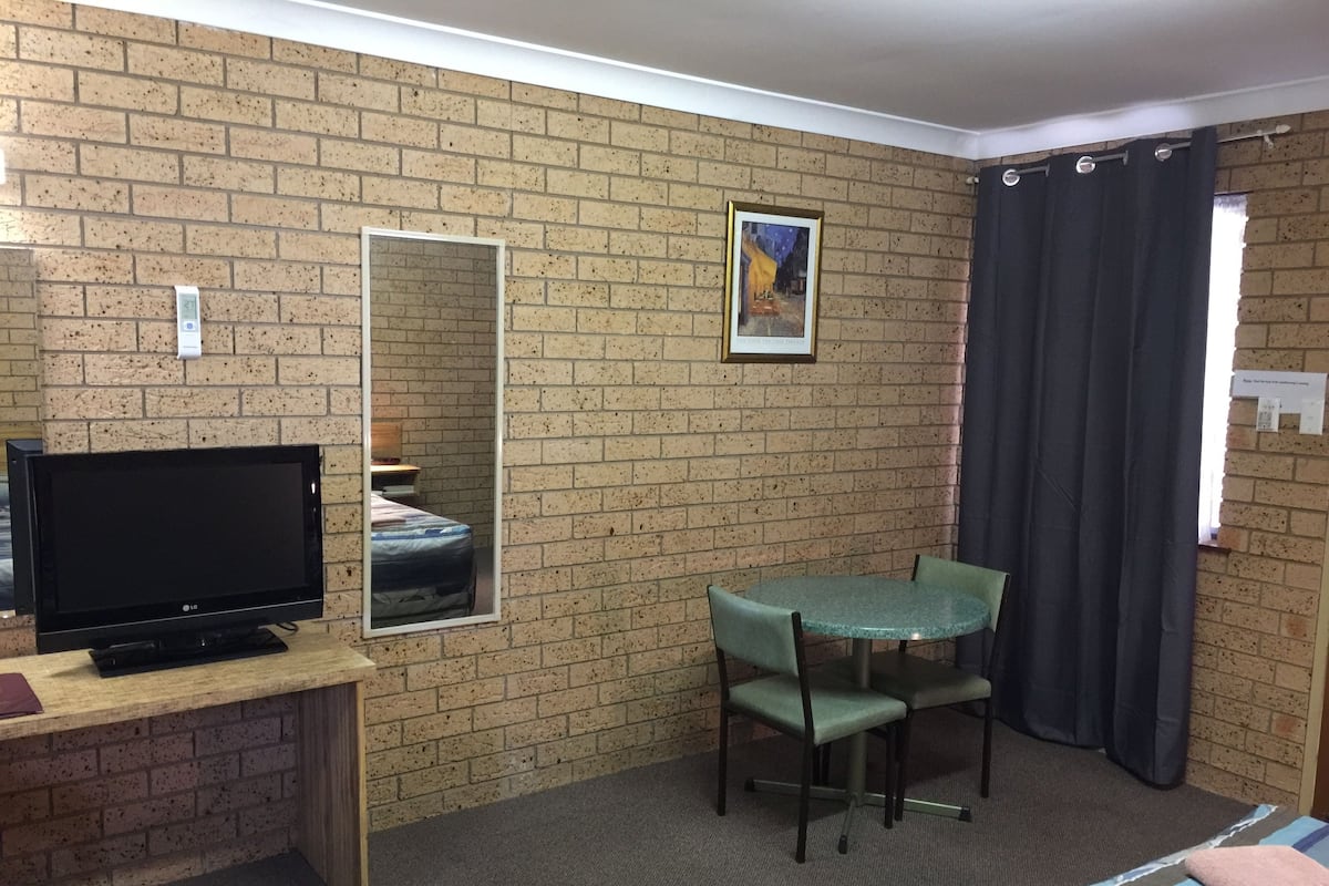 Room 1 - Singles Room | Desk, blackout drapes, soundproofing, free WiFi