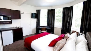 Studio, 1 Queen Bed | Desk, blackout drapes, iron/ironing board, free WiFi