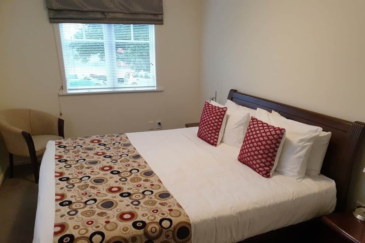 Kamer, 1 slaapkamer | Een bureau, verduisterende gordijnen, een strijkplank/strijkijzer
