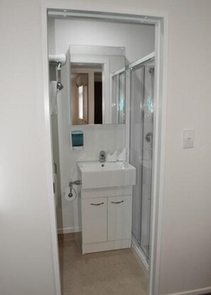 Shower, free toiletries, hair dryer, towels - Eden Park Motel (Auckland)