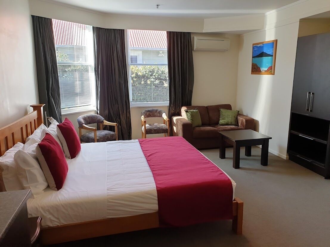 Habitación ejecutiva, 1 cama King size | Escritorio, cortinas blackout y tabla de planchar con plancha 