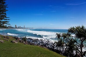 Beach nearby, fishing - Oceanside Cove Holiday Apartments (Burleigh Heads)