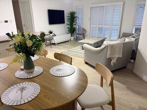 อพาร์ทเมนท์สำหรับครอบครัว | บริเวณนั่งเล่น | ทีวีจอแบน, เครื่องเล่นดีวีดี