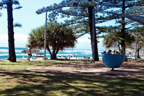 Beach nearby, fishing - Oceanside Cove Holiday Apartments (Burleigh Heads)