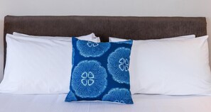 Tabla de planchar con plancha, wifi gratis y ropa de cama