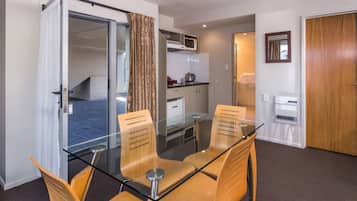 Suite, 3 habitaciones | Tabla de planchar con plancha, wifi gratis y ropa de cama