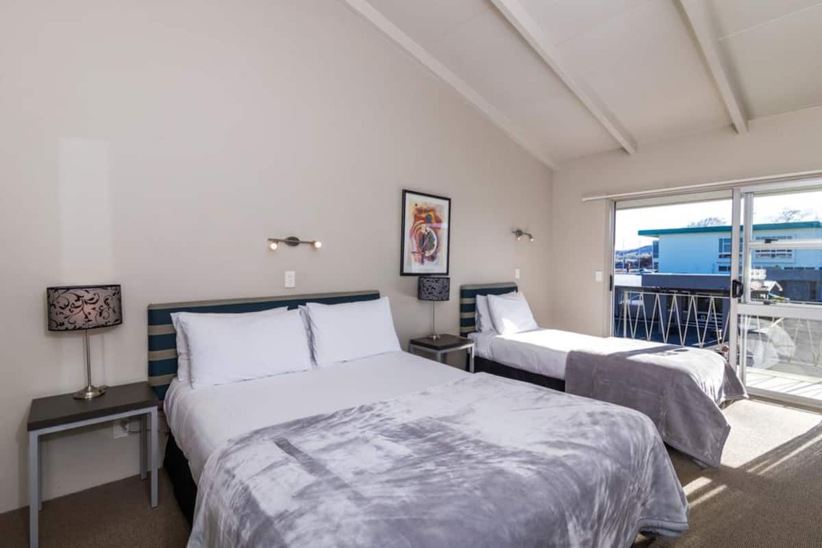 Iron/ironing board, WiFi (free), bed sheets
