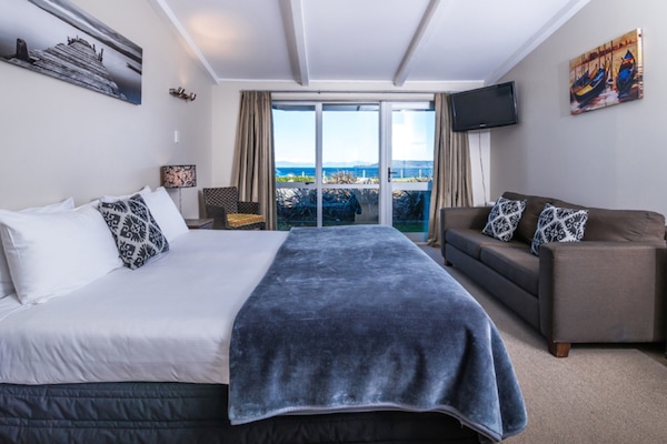 Tabla de planchar con plancha, wifi gratis, ropa de cama